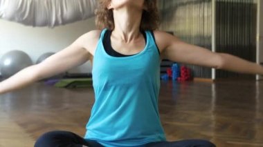 Eğitim salonunda kadın