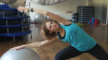 Eğitim salonunda kadın 