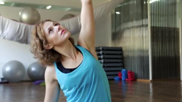Kvinna träning i gymmet — Stockvideo