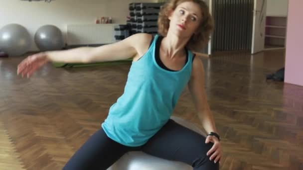 Vrouw training in de sportschool — Stockvideo
