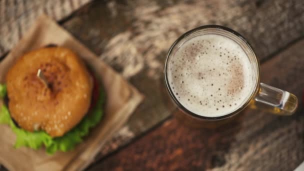 Cerveja e hambúrguer — Vídeo de Stock