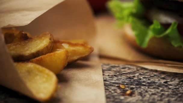 Hamburguesa de carne y patatas fritas — Vídeo de stock