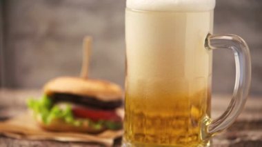 Hamburger ve bira. 