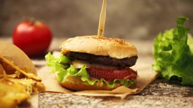 Sığır eti hamburger hazırlama 