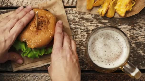 Hamburger and beer — Stock Video