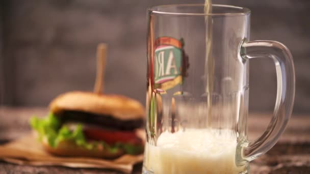 Hamburger ve bira. — Stok video