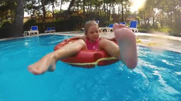 Child swimming in circle — Stock Video