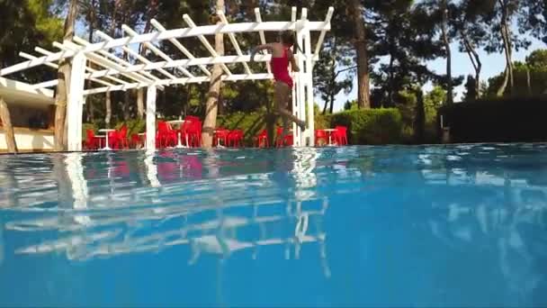 Kleines Mädchen schwimmt unter Wasser — Stockvideo