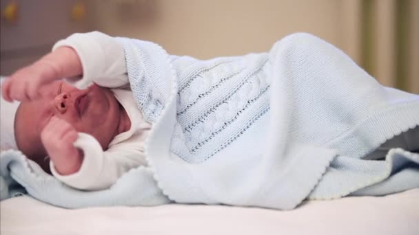Doce Bebê Recém Nascido Acordando Sua Cama — Vídeo de Stock
