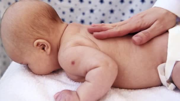 新生儿体格检查 专业按摩师按摩2月婴儿 — 图库视频影像