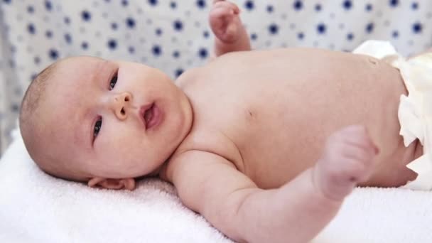 Enfermera Masajeando Abdomen Bebé Recién Nacido Adorable — Vídeos de Stock