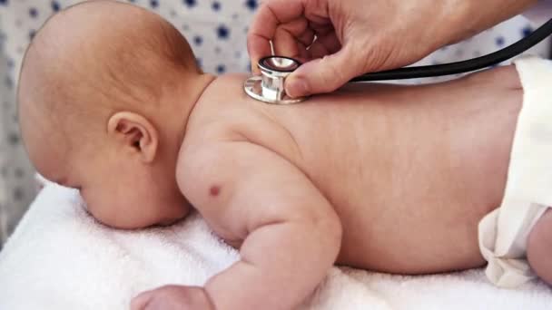 女医生用听诊器听新生儿婴儿 — 图库视频影像