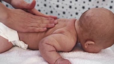 Küçük kız bebek vücut masaj profesyonel masöz.