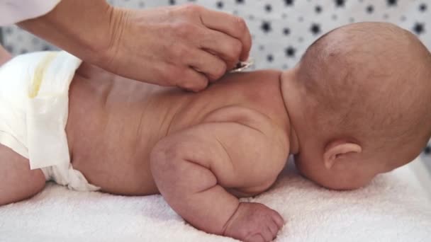 Kvinnliga Utövare Lyssnande Spädbarn Baby Med Stetoskop Hälsa Och Barn — Stockvideo