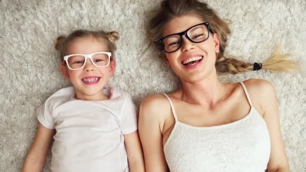 Hermosa Hembra Con Linda Chica Con Gafas Ópticas Familia Feliz — Vídeos de Stock