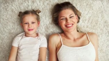 Mutlu aile optik gözlük evde halı üzerinde yalan üzerine koyarak gülüyor. Vizyon ve göz bakım kavramı. 