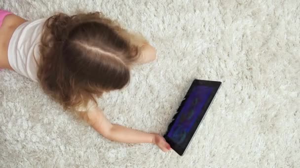 コンピューター ゲームをプレイするデジタル タブレットを使用して近代的な子 余暇活動と幼年期 — ストック動画