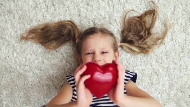 Piękna Dziewczyna Trzyma Kształt Czerwone Serce Koncepcja Miłości Pomocy Miłości — Wideo stockowe