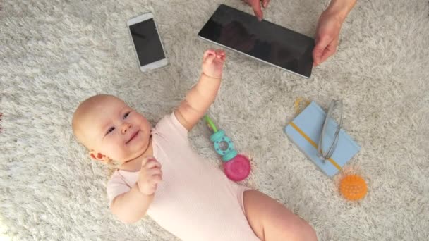 Mamá Ocupada Trabajando Tableta Digital Jugando Con Bebé Mujer Multitarea — Vídeos de Stock