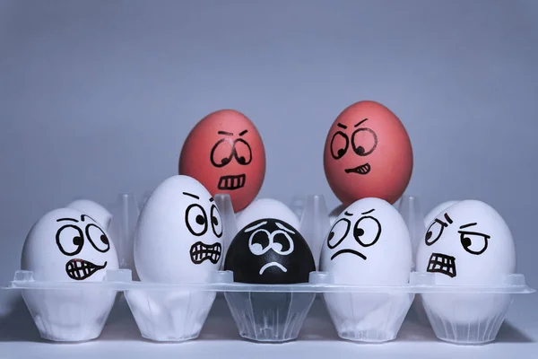 Rostros en huevos de pollo en forma de expresiones faciales, reflejando emociones. El concepto de racismo, malentendido, una barrera en las relaciones, la negación de la sociedad. Barreras entre personas, prejuicios . — Foto de Stock