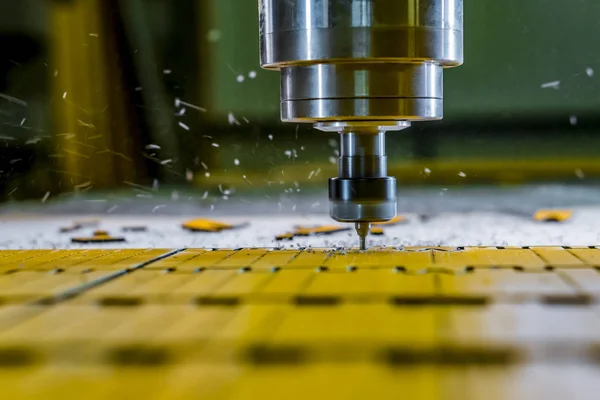 Freze parça üstünde belgili tanımlık makine. CNC iğ.