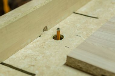 Ağaç işleme. Freze makinesi durdu.