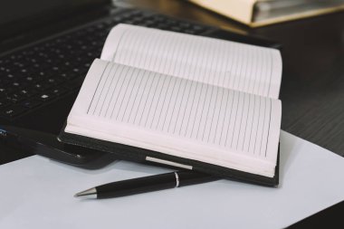 Temiz sayfalar ile açık notebook laptop yatıyor.