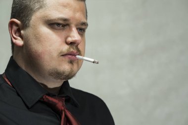 Ağzında yanan bir sigara olan bir adam. kopya alanı