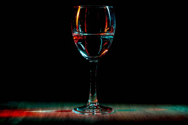 Ett glas vin nattklubb. Ljuseffekten. — Stockfoto