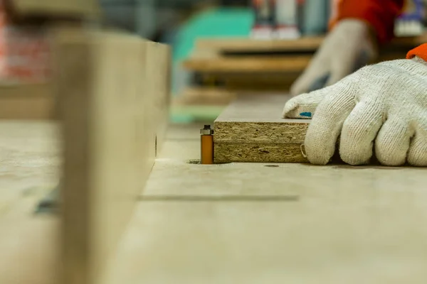 Woodworking. The specialist holds the workpiece with his hands. — Stock Photo, Image