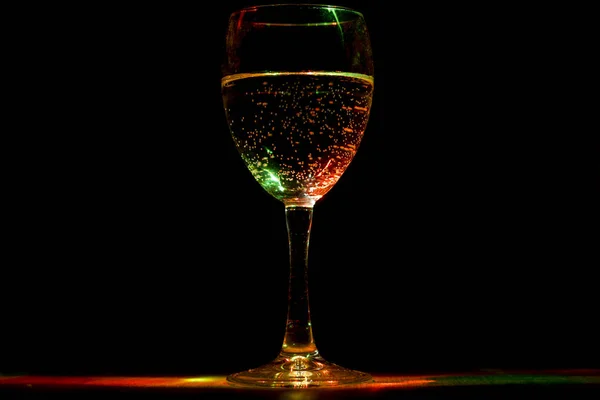 Egy pohár bor éjszakai klub. Buborék, a levegő a falakon, az üveg. — Stock Fotó