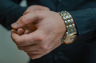 Kol saati üstünde belgili tanımlık kol bileği. Yakın çekim.