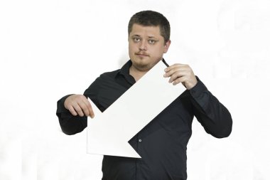 Beyaz ok bir eğilimin bir adam elinde. Beyaz bir arka plan üzerinde. izole