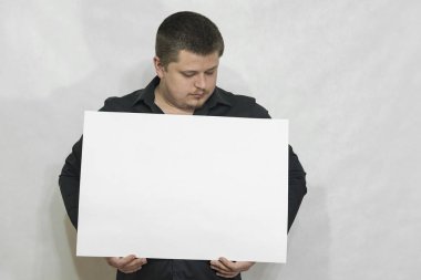 Bir adam bir boş çetele veya kağıt beyaz kare tutuyor. Gözleri beyaz Meydanı'nda yönlendirilmektedir. boşaltmak