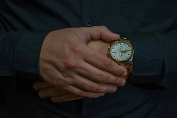Wrist watch on the wrist. — Stock Photo, Image