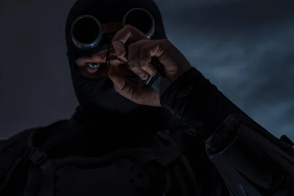 Armed spy in bulletproof vest. The military knife is in the sleeve of the bulletproof vest. Close-up. — Stock Photo, Image