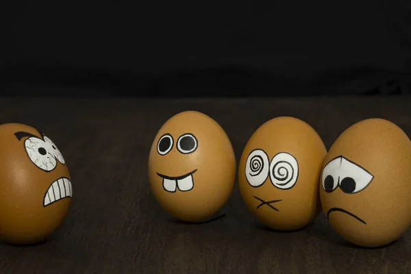 Um grupo de emoticons. Um sorriso zangado e três amigos . — Fotografia de Stock