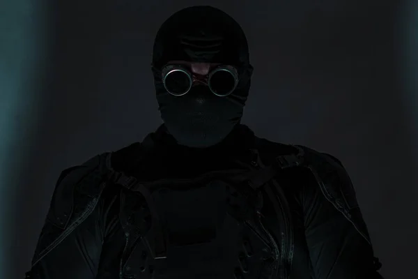 Armed spy in bulletproof vest. Balaclava. Masking glasses. — Stock Photo, Image