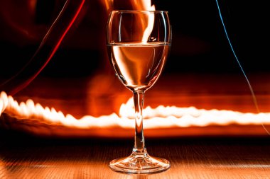 Bir bardak şarap bir gece kulübünde. Kırmızı beyaz ıșık etkisi.