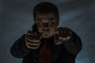 Silahlı bir suçlu. Silah namlu sana hedefleniyor. Suç.