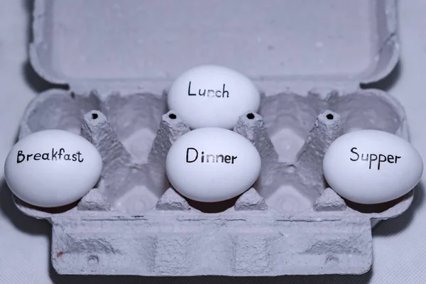 Uma inscrição em um ovo de frango para um lembrete de uma dieta. O ovo está em um suporte de papel . — Fotografia de Stock