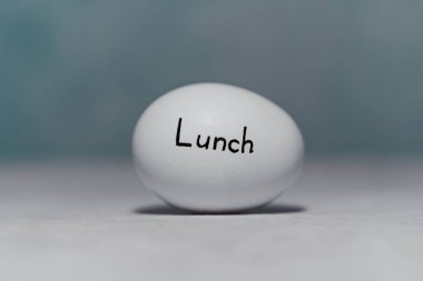 Diyet tavuk yumurta bir uyarı mektubu için bir yazıt. Öğle Yemeği.