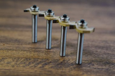 Kesici yatak ile. Kesici ve yönlendirici bit freze. Bit geniş T türü ile rulman.