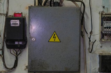 Duvara monte edilmiş elektrik panosu ile elektrik ölçme aygıtı.