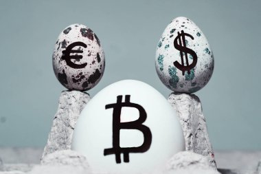 Tavuk yumurtası için reklam ve propaganda dünyanın çeşitli para birimleri üzerinde bir yazıt. Yazılı veya çizilmiş sembolleri İngiliz Sterlini. dolar. Euro. Japon yeni.