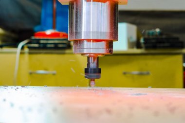 Collet eklenen bir freze kesici ile iğ. CNC makine