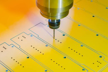 Collet eklenen bir freze kesici ile iğ. CNC makine