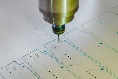 Collet eklenen bir freze kesici ile iğ. CNC makine