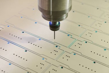 Collet eklenen bir freze kesici ile iğ.