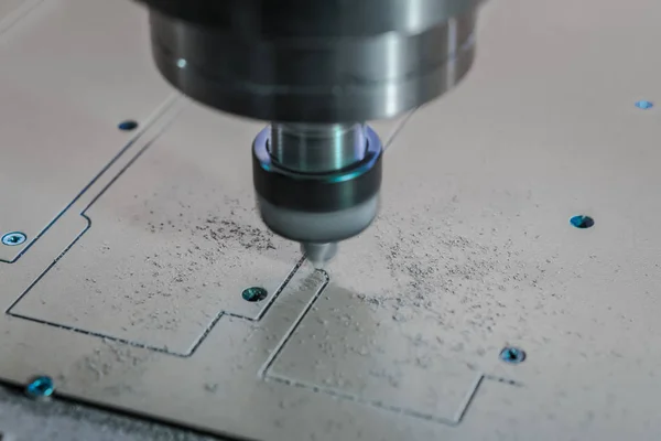 Collet eklenen bir freze kesici ile iğ. CNC makine.